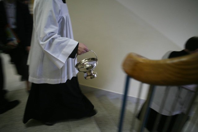 Parafianie w Brzeźniu już wiedzą jak zachować się w czasie wizyty księdza.