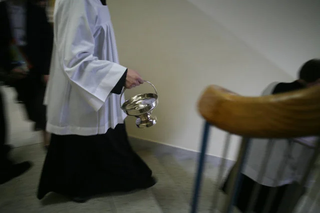 Parafianie w Brzeźniu już wiedzą jak zachować się w czasie wizyty księdza.