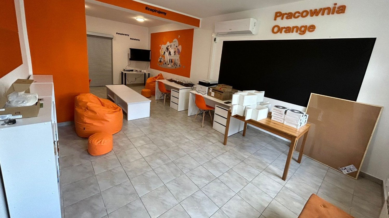 Jesienią 2023 roku kolejne 20 miejscowości dołączyło do programu Pracowni Orange, który wspiera lokalne społeczności, tworząc dla nich multimedialne świetlice.