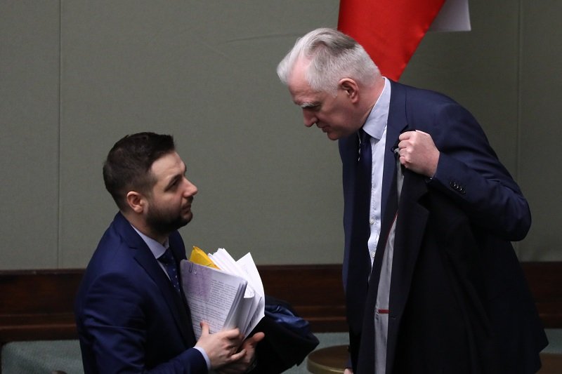 Jarosław Gowin zarzucił Patrykowi Jakiemu, że mówi "językiem Konfederacji". Europoseł PiS odpowiedział.