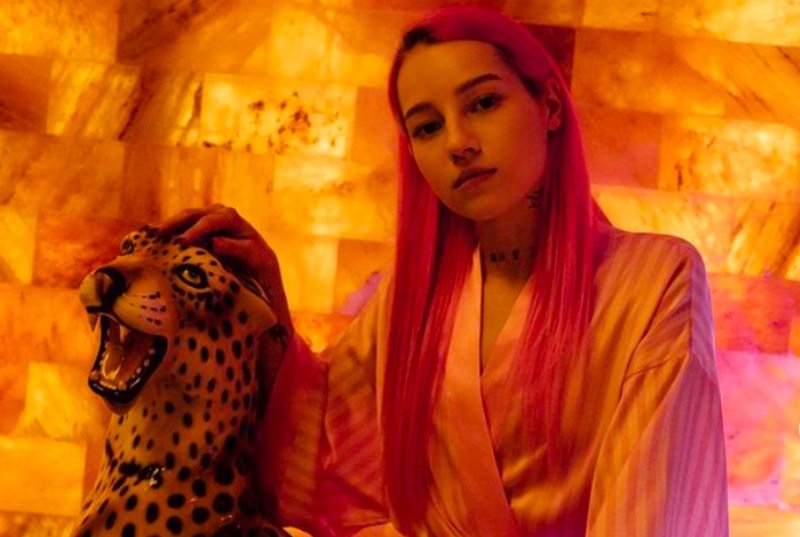 "Szklanki" Young Leosi dobijają do 10 mln wyświetleń na YouTubie. "Szklanki" numerem jeden polskiego Spotify. Kim jest Young Leosia?