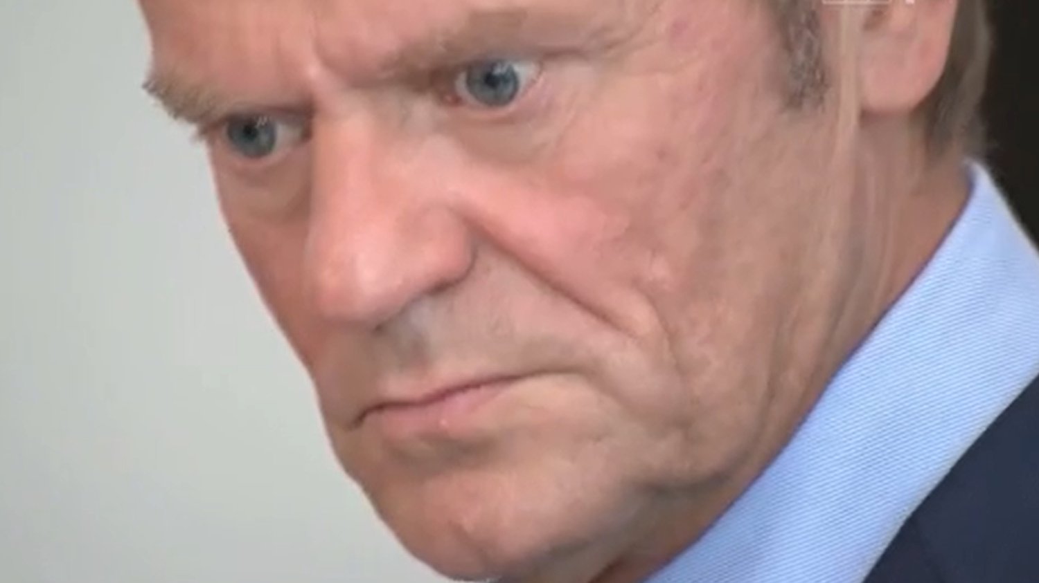 Donald Tusk znów został zestawiony z archiwalną wypowiedzią "Für Deutschland" w "Wiadomościach" TVP po wtorkowym wystąpieniu po debacie w Parlamencie Europejskim.