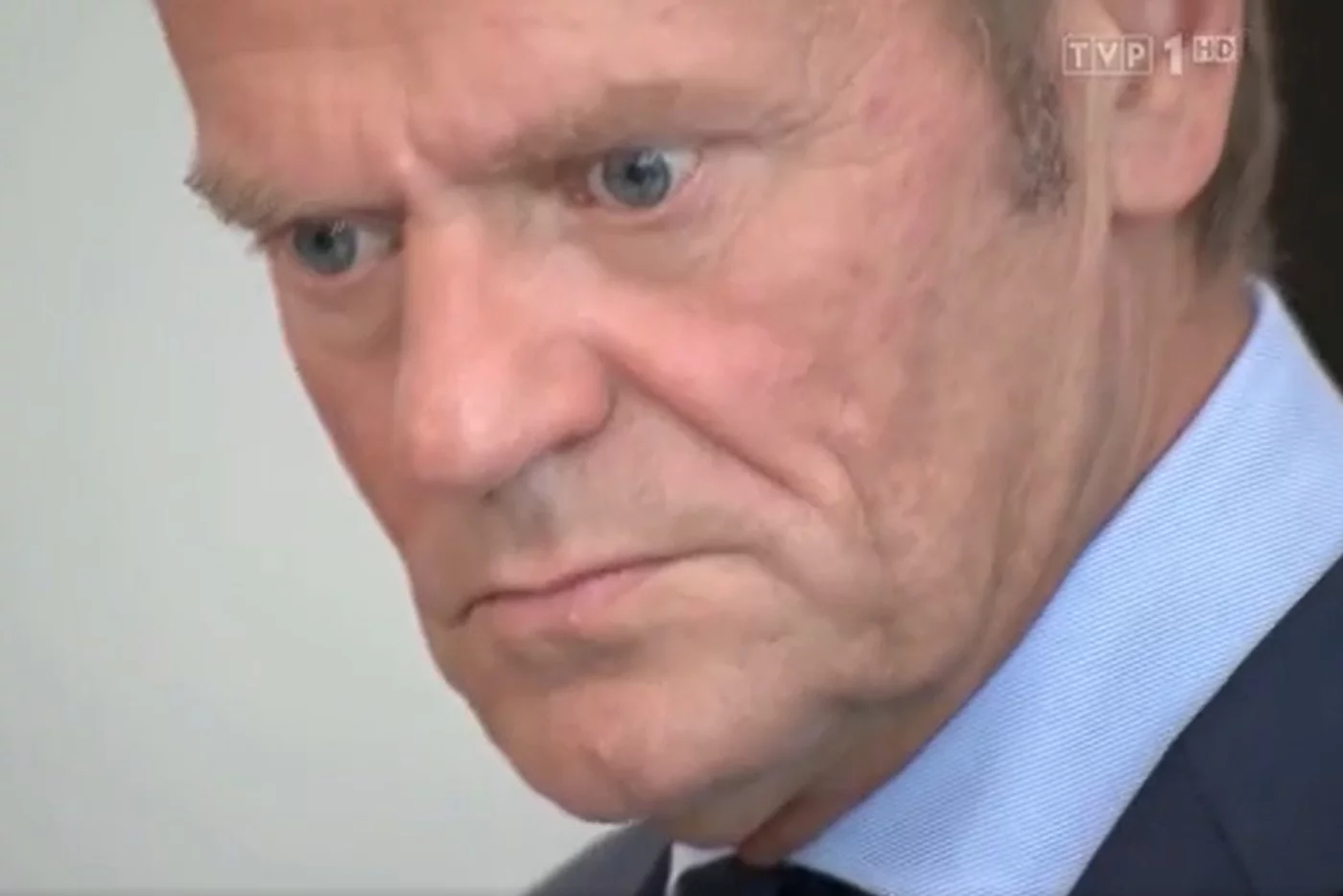 Donald Tusk znów został zestawiony z archiwalną wypowiedzią "Für Deutschland" w "Wiadomościach" TVP po wtorkowym wystąpieniu po debacie w Parlamencie Europejskim.