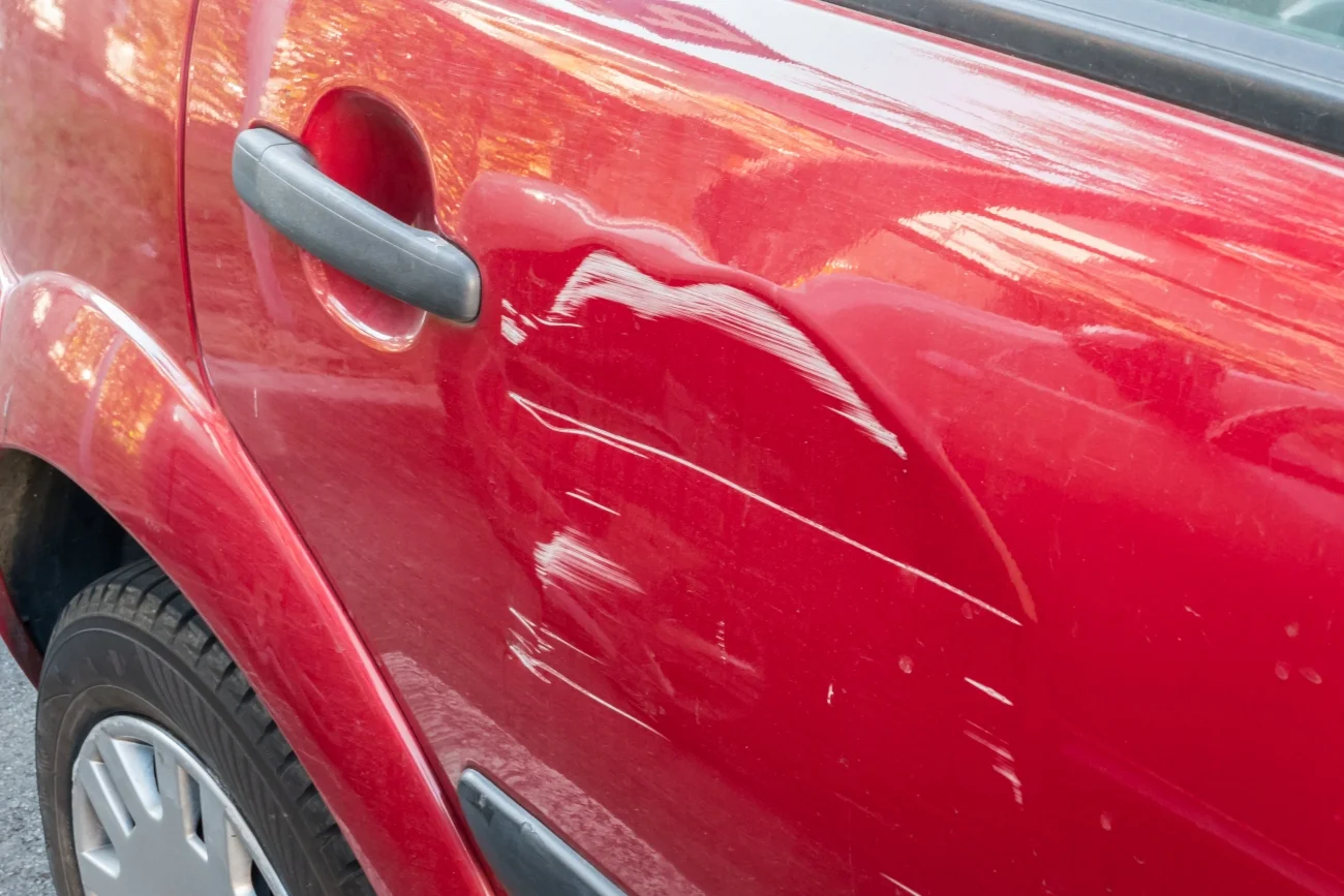 Według danych Polskiej Izby Ubezpieczeń, na koniec 2021 roku w Polsce było ponad 8 milionów aktywnych polis autocasco. To ochrona, która obejmuje wiele ryzyk – m.in. kradzież pojazdu czy uszkodzenie przez nieznaną osobę trzecią