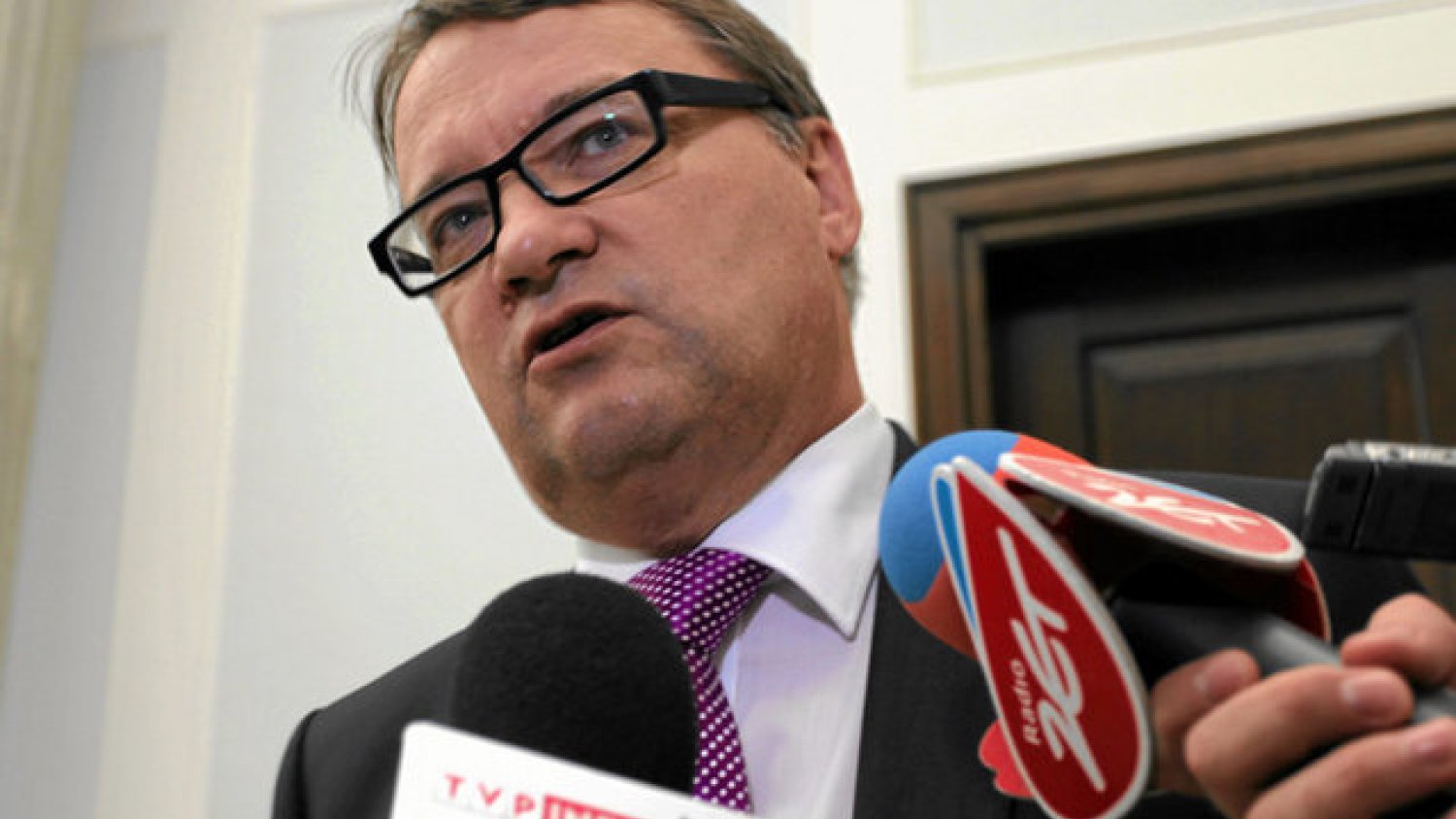 Jeden podpis byłego ministra sparaliżuje pracę prokuratury? Spadek po Marku Biernackim