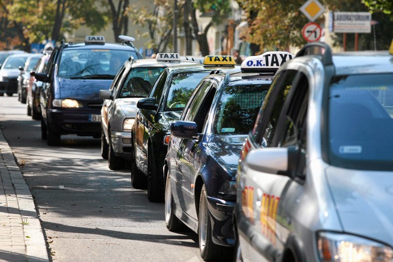 Uber czy taksówka? To coraz częstszy dylemat także wśród Polaków. Uwaga: Zdjęcie jest tylko ilustracją do tekstu.