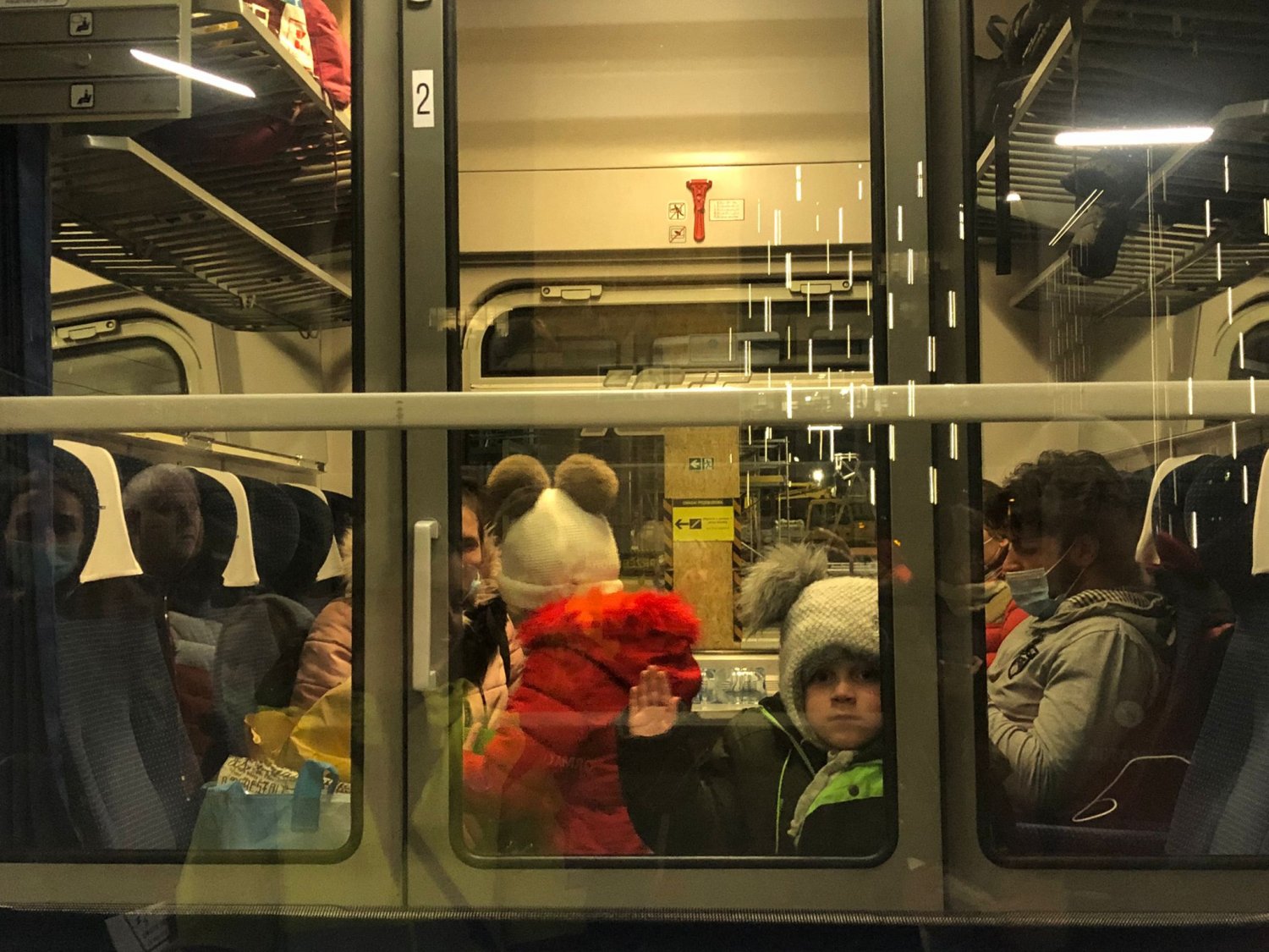 Uchodźcy w pociągu na Dworcu Centralnym w Warszawie.