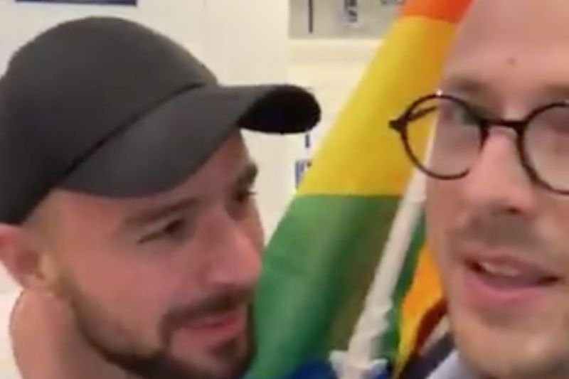 Przechodniom nie spodobała się flaga LGBT.