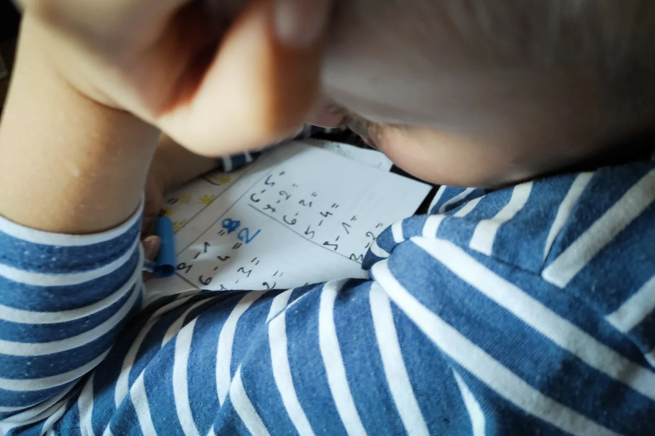 Niektóre dzieci z ADHD potrzebują wsparcia i indywidualnego podejścia w nauce ze względu na trudności m.in. z koncentracją uwagi. Nie dostają jednak orzeczeń o potrzebie kształcenia specjalnego.