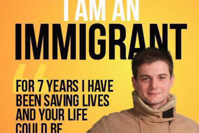 Imigranci z Wysp pokazują swoją twarz i opowiadają historie. Chcą w ten sposóbprzekonać tych, którzy są do nich wrogo nastawieni, że cudzoziemcy nie stanowią zagrożenia.