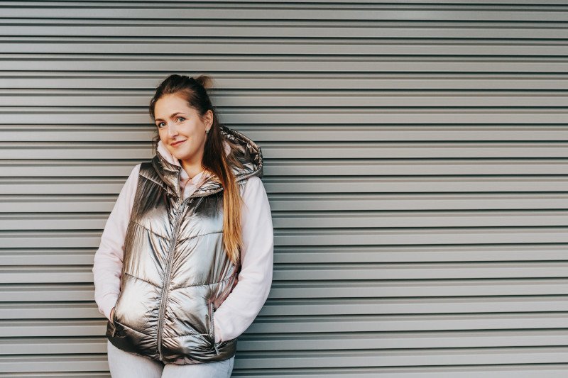 Puchowy bezrękawnik można nosić na wiele sposobów!