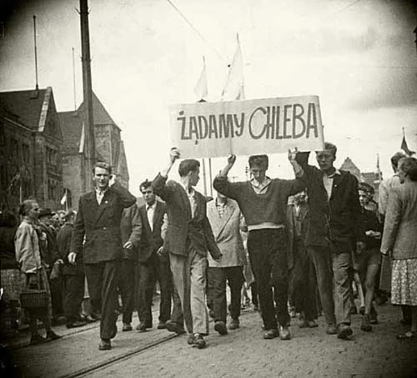 Pochód robotników na ulicach Poznania, 28 VI 1956.