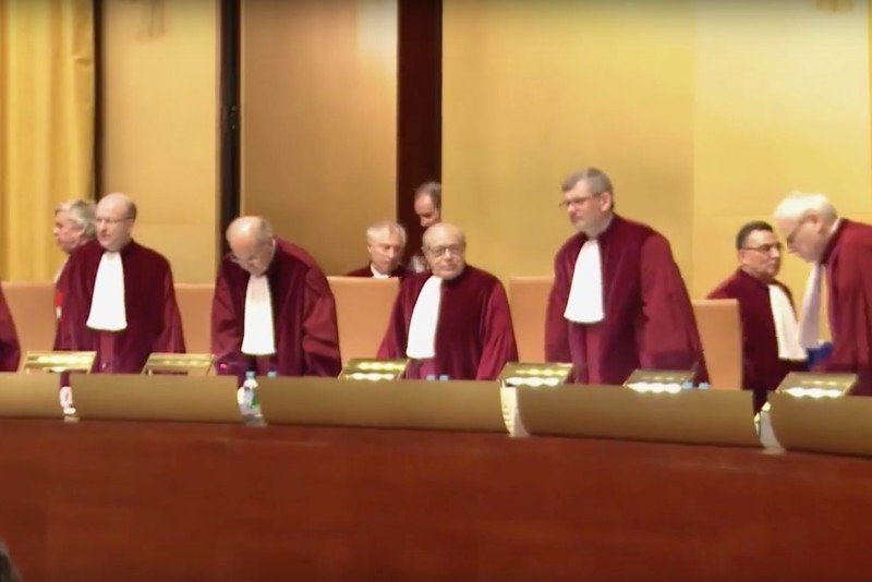 Trybunał Sprawiedliwości Unii Europejskiej w Luksemburgu  stwierdził, że sąd jednego unijnego kraju musi wstrzymać ekstradycję osoby do drugiego państwa, gdy uzna, że takiej osobie groziłby nierzetelny proces i brak dostępu do niezawisłego sądu.