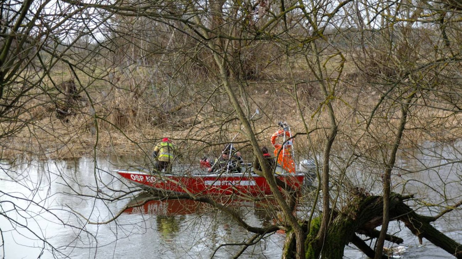 Służby poszukujące chłopca, który wpadł do rzeki Wieprz