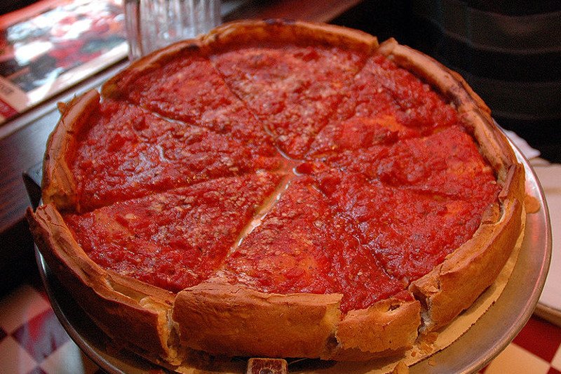 Pizza w stylu chocagowskim " deep dish" to kawał porcji.