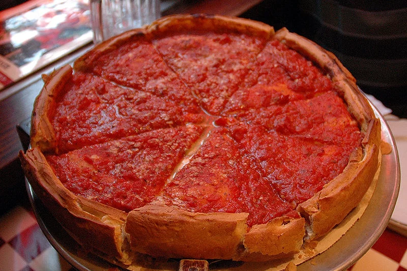 Pizza w stylu chocagowskim " deep dish" to kawał porcji.