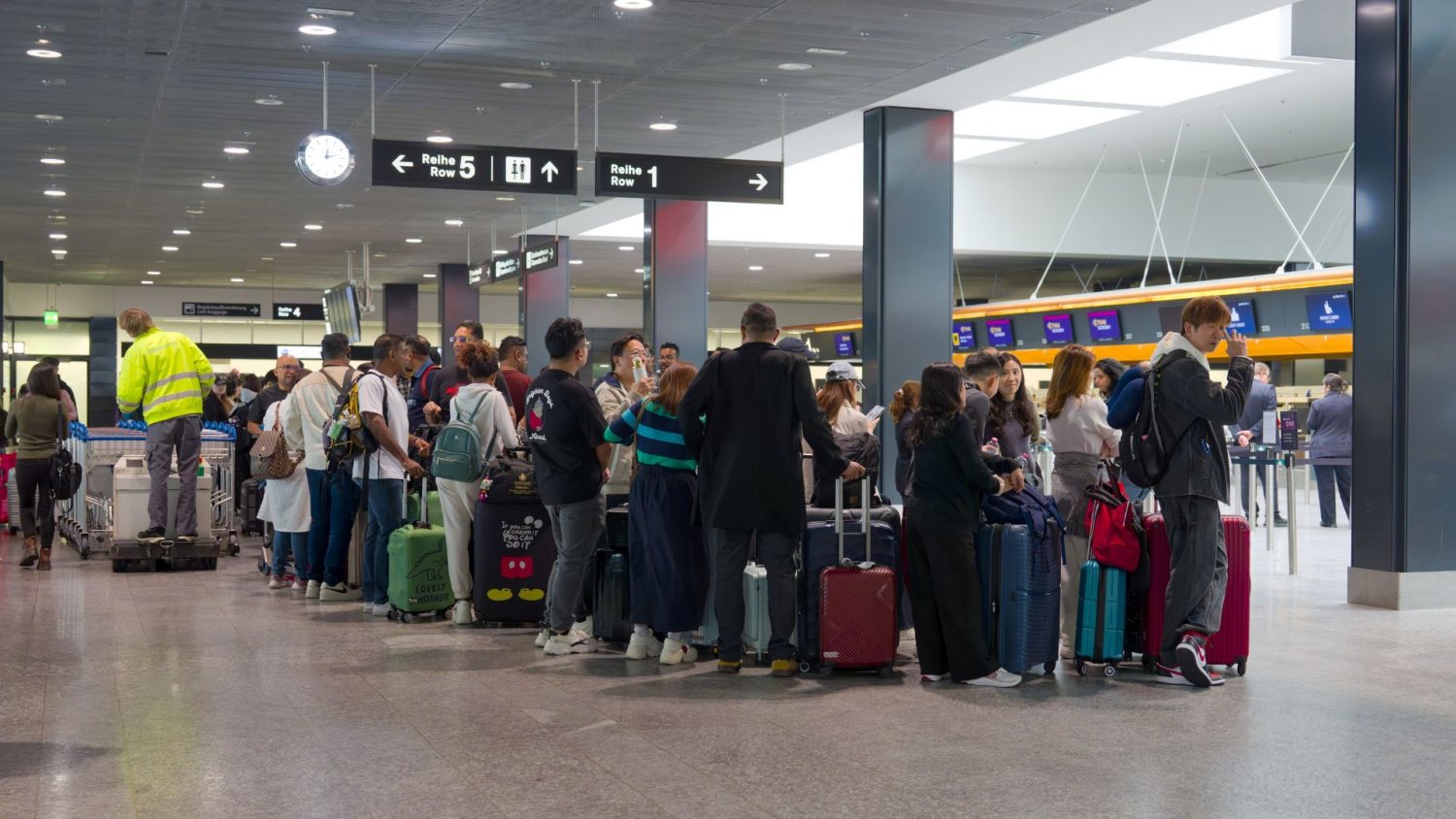 Zatory na europejskich lotniskach wróciły. Czekają nawet 6 godzin w kolejce
