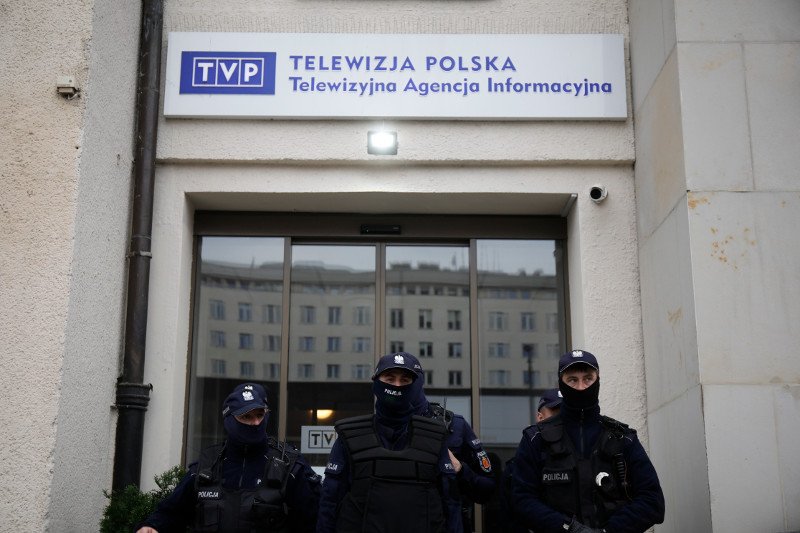 Policyjna obstawa wejścia do siedziby TVP w Warszawie.