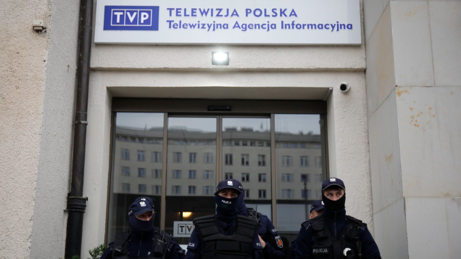 Policyjna obstawa wejścia do siedziby TVP w Warszawie.