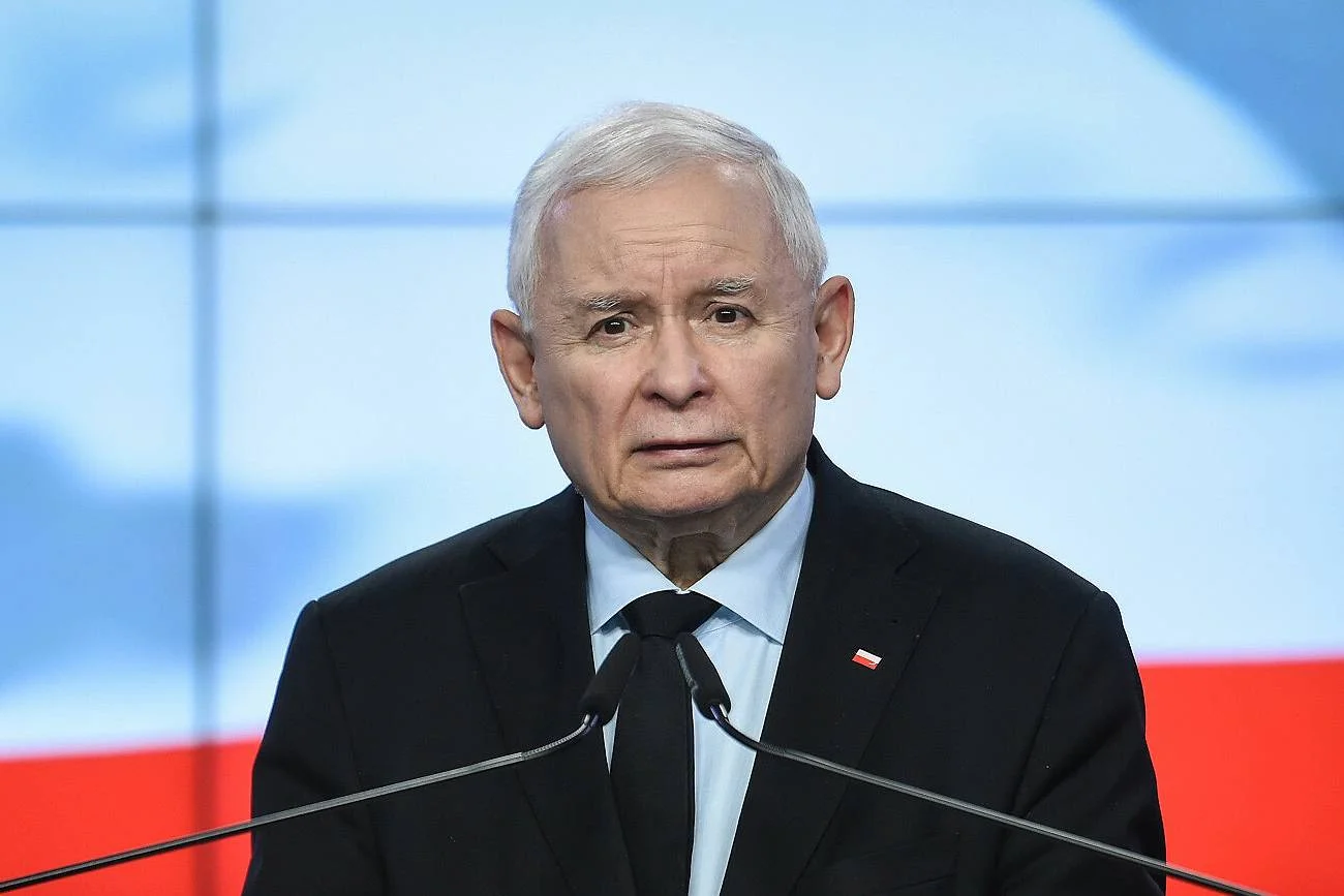 Prezes PiS Jarosław Kaczyński ma powody do smutku. Według nowego sondażu CBOS poparcie dla PiS zmniejszyło się aż o 7 punktów procentowych i spadło do poziomu jedynie 28 proc.