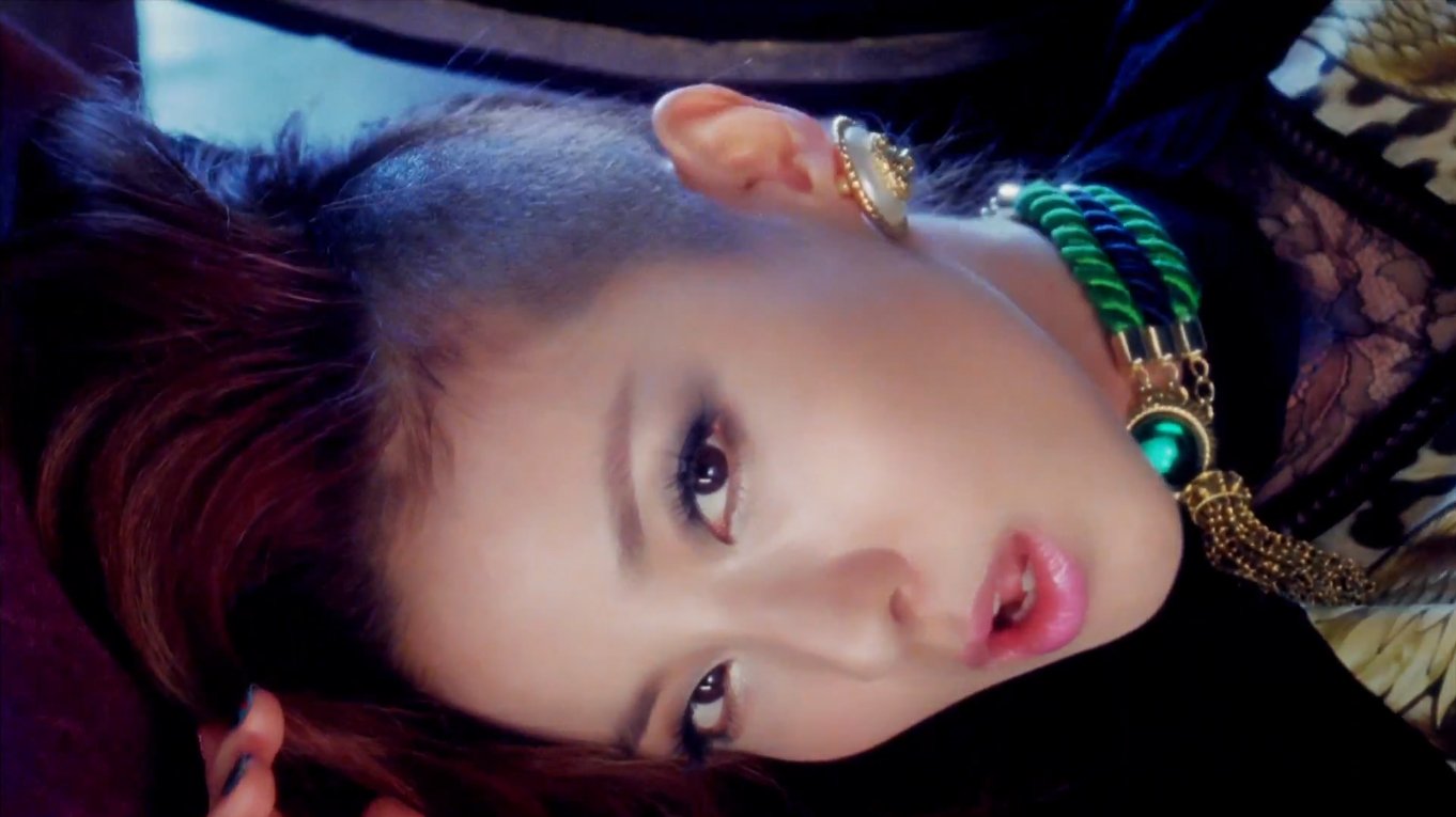 "Screen" z klipu I LOVE YOU grupy 2NE1