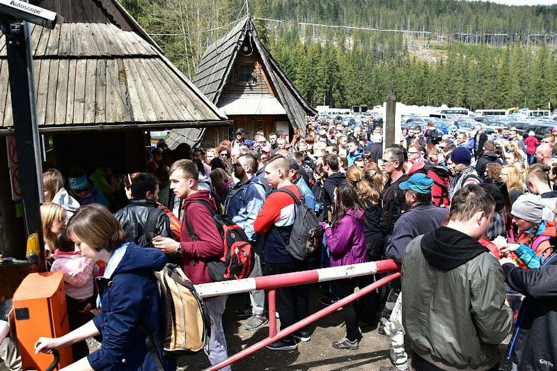 Kolejka na Morskie Oko.