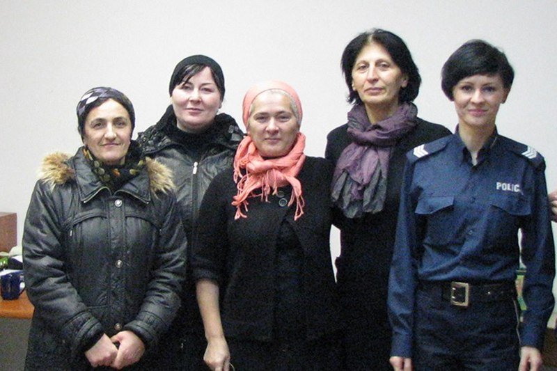 Spotkanie uchodźczyń z funkcjonariuszami Komendy Miejskiej Policji w Łomży. Za murami ośrodka dla cudzoziemców czują się bezpieczne, ale one chcą z niego móc bezpiecznie wyjść.