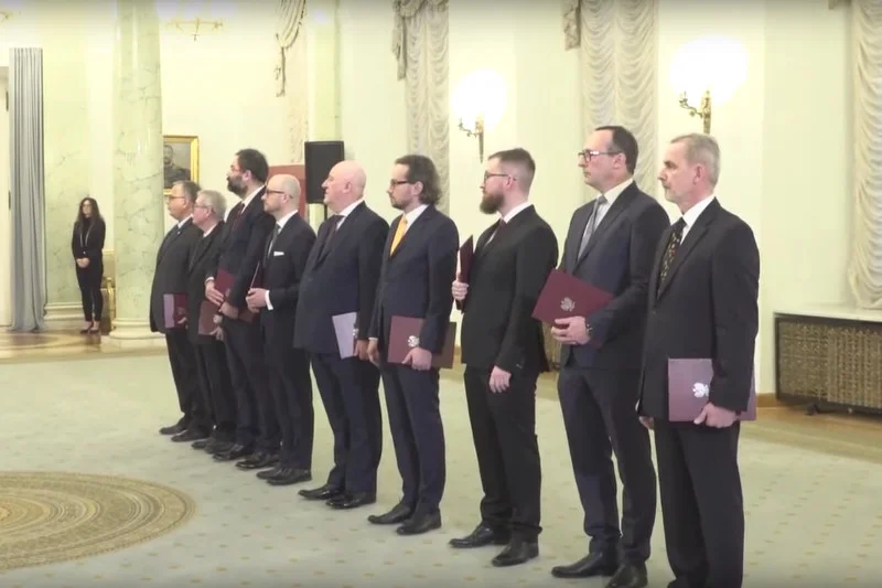 Prezydent Andrzej Duda wręczył akty powołania członkom PKW.