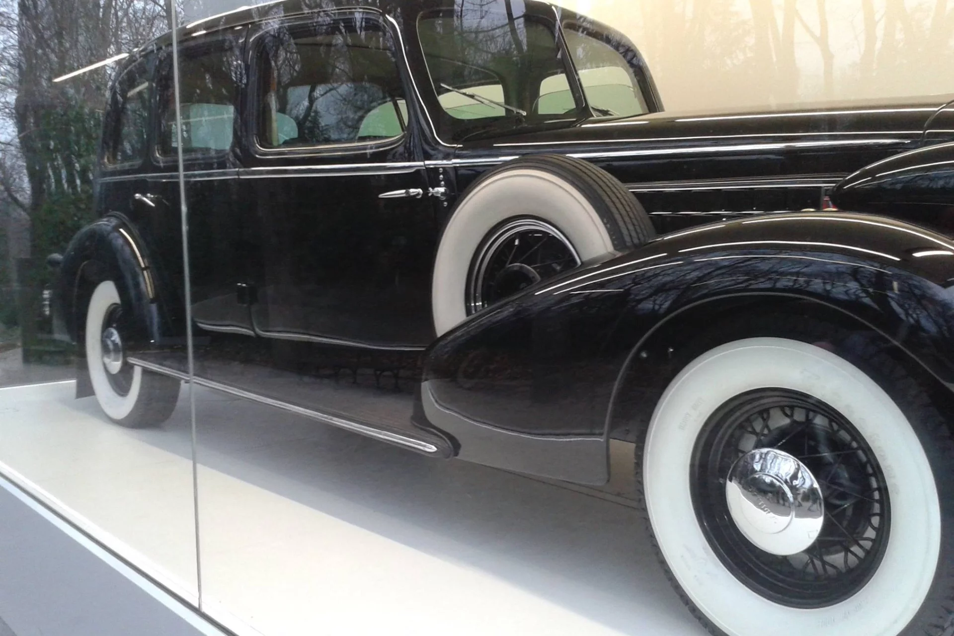 Cadillac Fleetwood Special został odremontowany za pieniądze sponsora - PZU i stoi przy wejściu do Łazienek Królewskich.