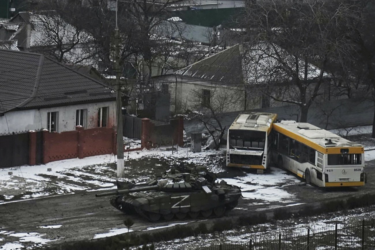 Akcja ratunkowa po zawaleniu się teatru w Mariupolu. Utrudnia ją ostrzał.