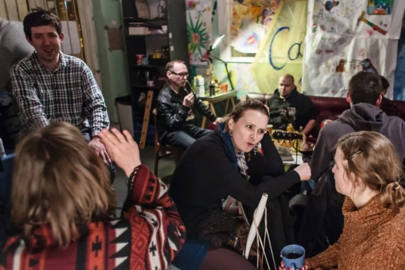 W krakowskiej bezgotówkowej kawiarni, gdzie płacono uśmiechem, chyba za mało się uśmiechano, albo prawami rynku rządzi małe poczucie humoru