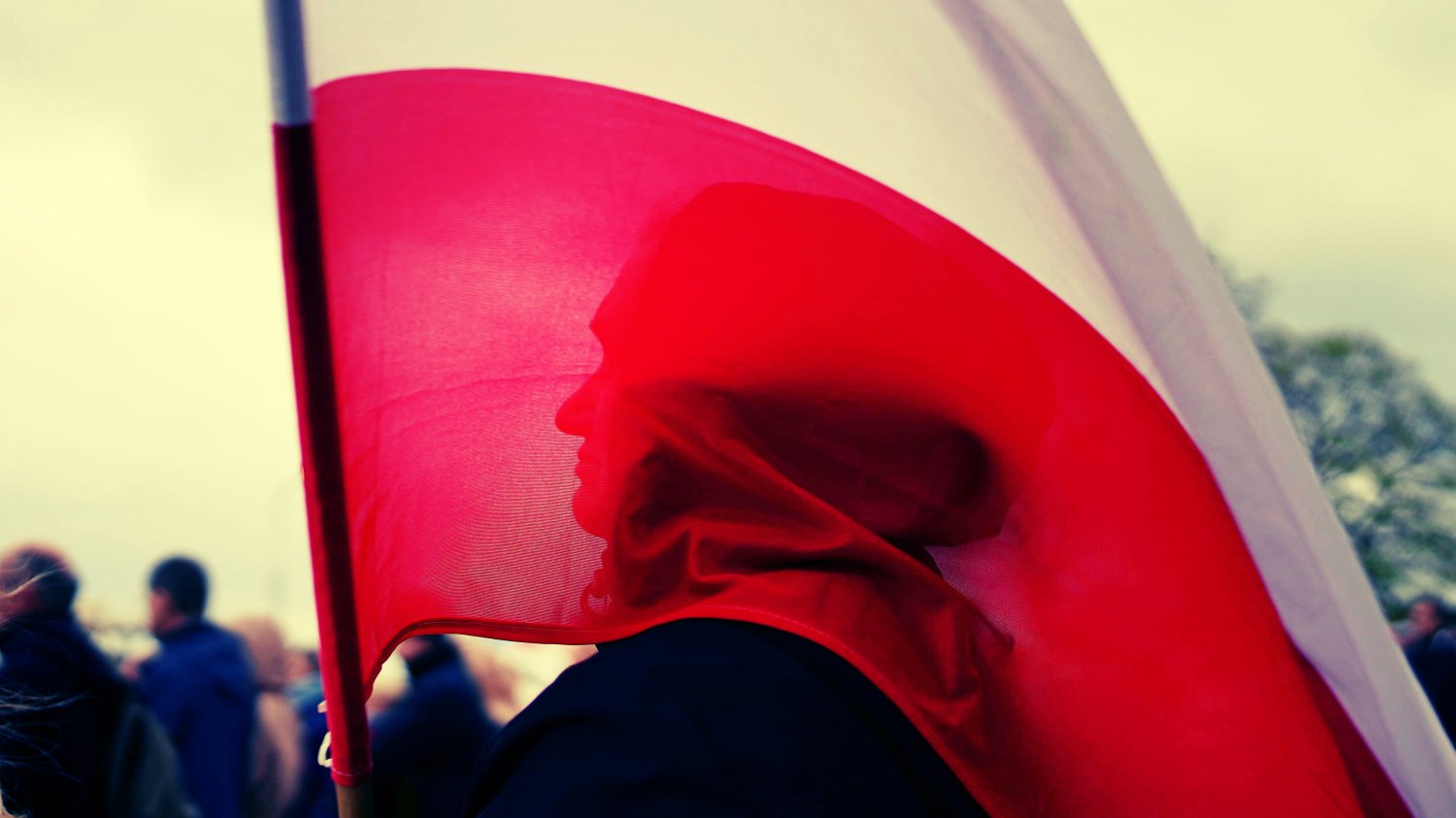 Kobieta z flagą Polski