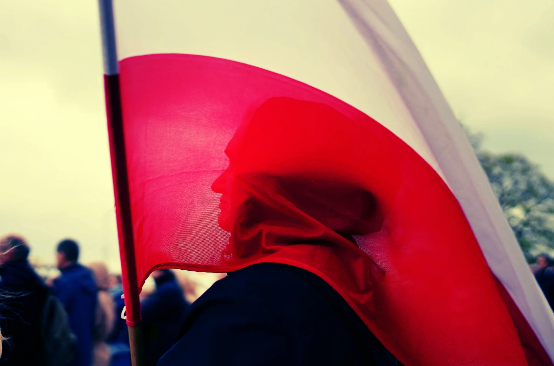 Kobieta z flagą Polski