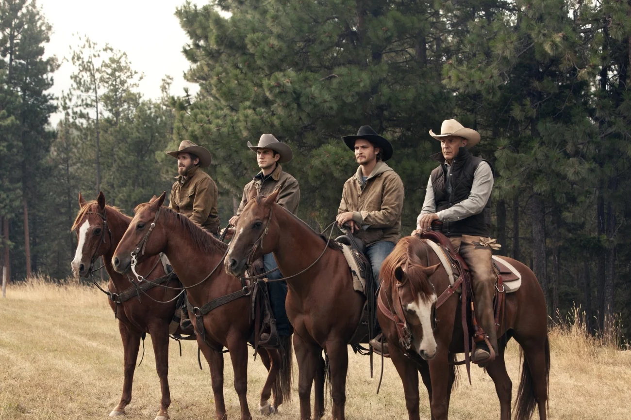 Oto 5 powodów, dla których "Yellowstone", dostępny na platformie SkyShowtime neo-westernowy serial dramatyczny z Kevinem Costnerem w roli głównej, odniósł tak gigantyczny sukces.