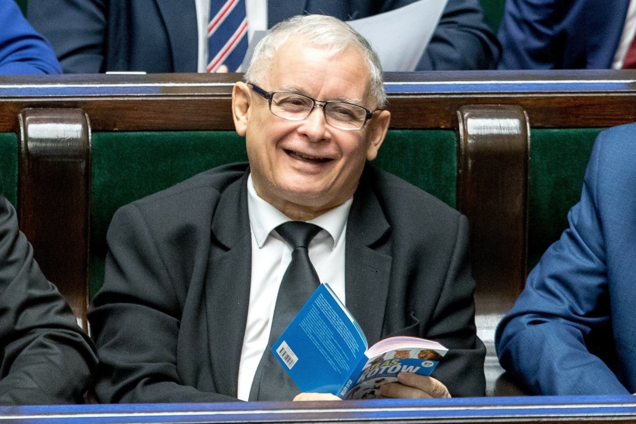 Jarosław Kaczyński przegląda "Atlas kotów" podczas posiedzenia Sejmu (2017).