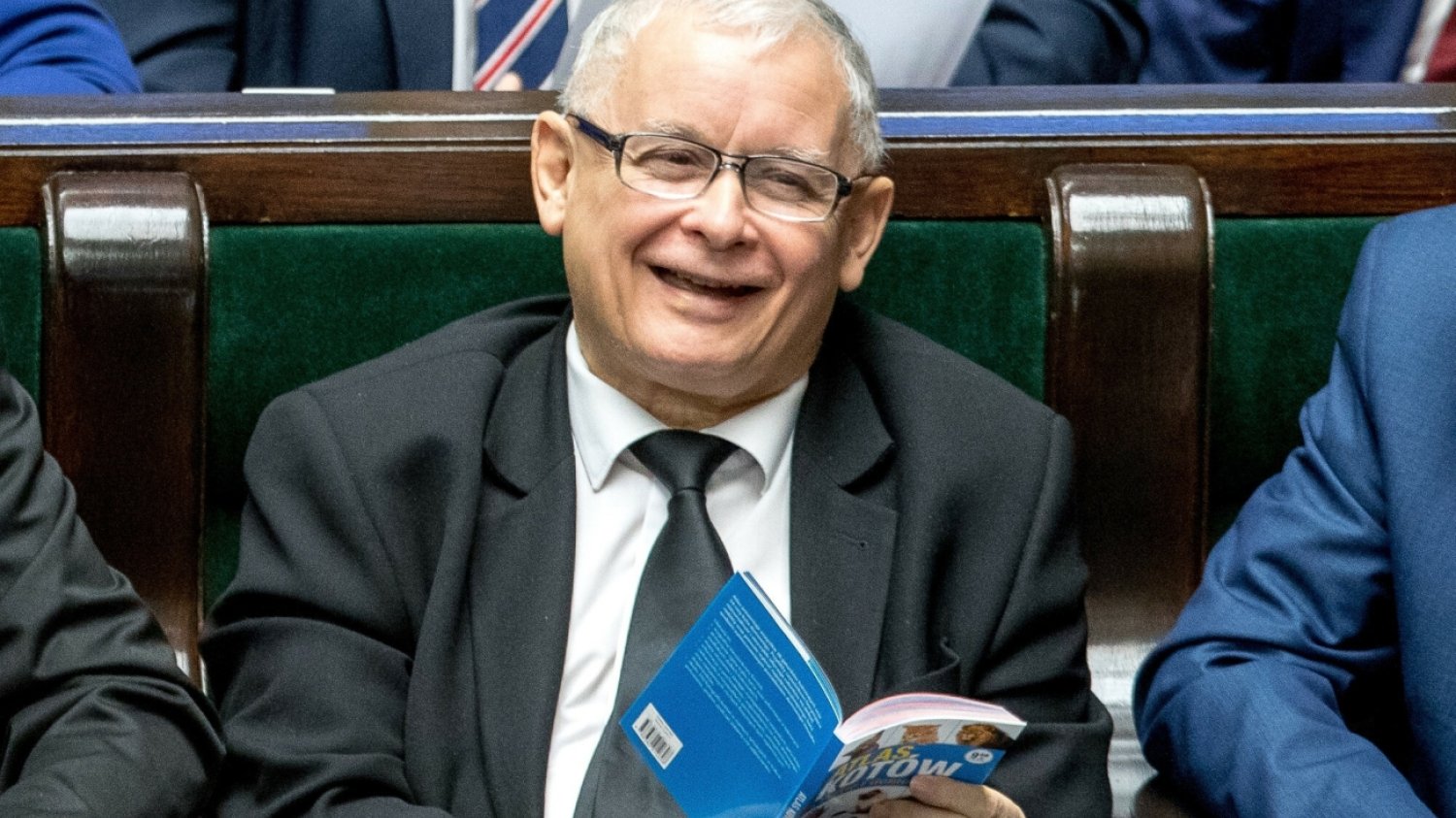 Jarosław Kaczyński przegląda "Atlas kotów" podczas posiedzenia Sejmu (2017). Jarosław Kaczyński przegląda "Atlas kotów" podczas posiedzenia Sejmu (2017).