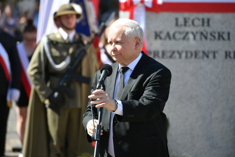 Jarosław Kaczyński odsłonił pomnik brata. Mieszkańcy Tarnowa krzyczeli "Spieprzaj dziadu!" podczas przemówienia prezesa PiS. To cytat z Lecha Kaczyńskiego.