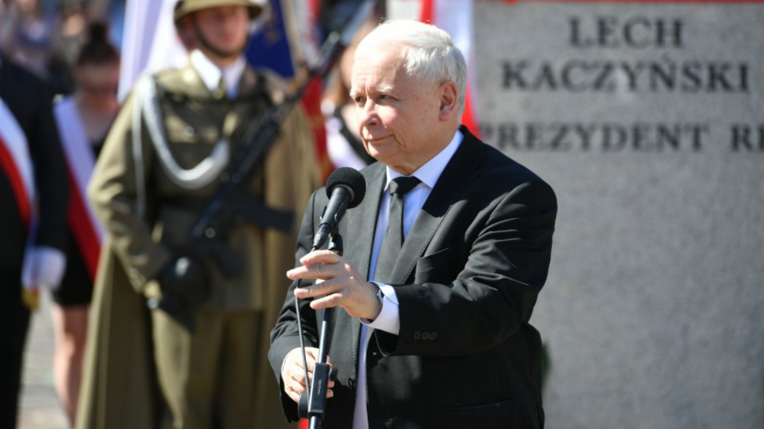 Jarosław Kaczyński odsłonił pomnik brata. Mieszkańcy Tarnowa krzyczeli "Spieprzaj dziadu!" podczas przemówienia prezesa PiS. To cytat z Lecha Kaczyńskiego.