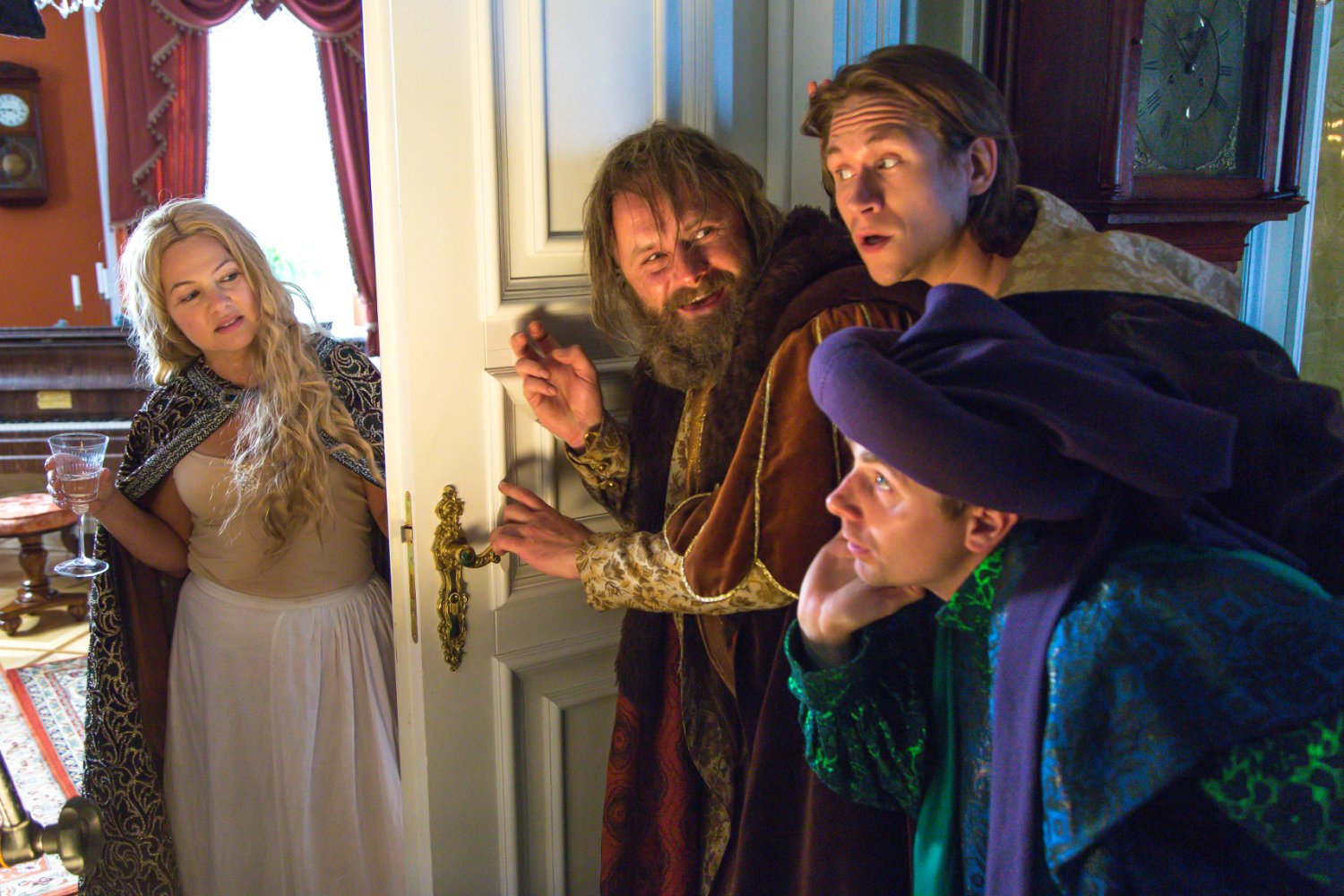 "Drunk history" w zakrapiany sposób przedstawia dzieje naszego kraju. Na zdjęciu plan odcinku z Katarzyną Bujakiewicz (królowa Bona) i Leszkiem Lichotą (Zygmunt Stary)