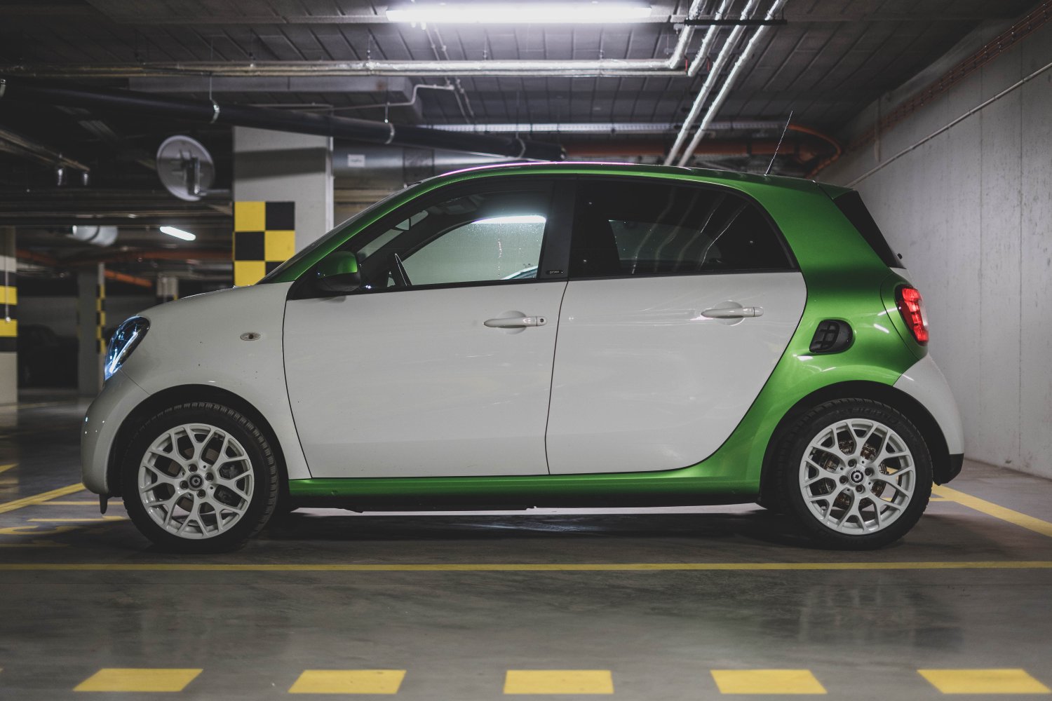 Smart EQ Forfour jest bardziej praktyczny od mniejszego brata.