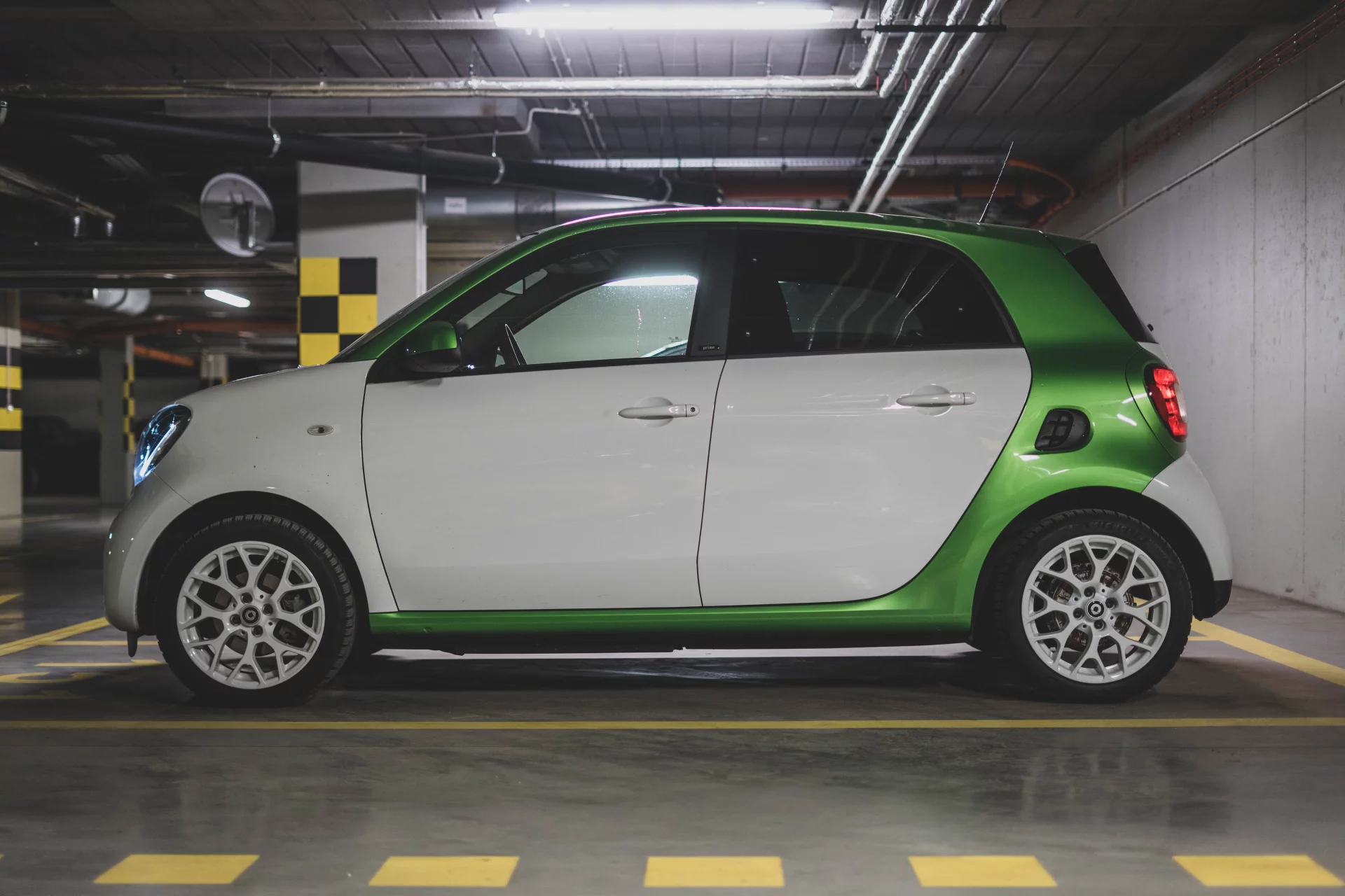 Smart EQ Forfour jest bardziej praktyczny od mniejszego brata.