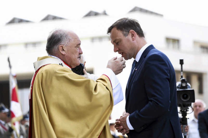 Nowy kapelan Andrzeja Dudy chce wieszać w Pałacu Prezydenckim krzyże i święcić biura. Na zdjęciu Andrzej Duda i kard. Kazimierz Nycz podczas Święta Dziękczynienia.