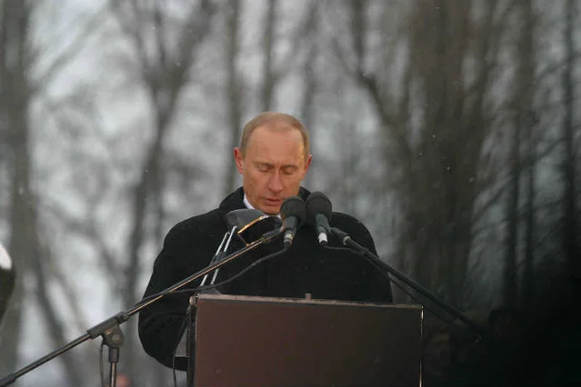 Władimir Putin podczas 60. rocznicy wyzwolenia Auschwitz-Birkenau w 2005 roku.