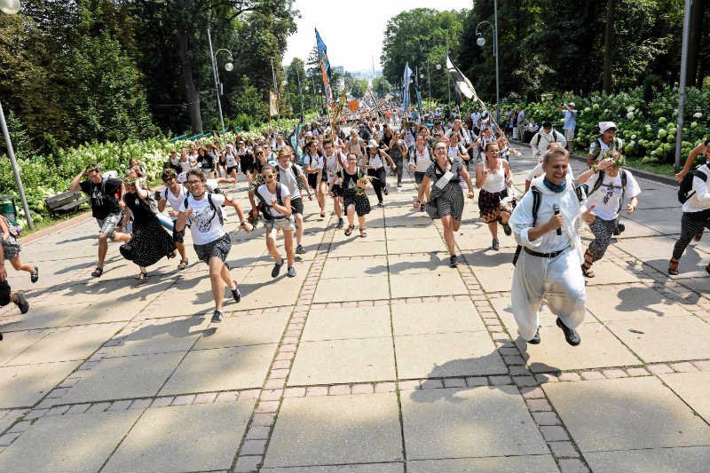 Coraz mniej pielgrzymów idzie pieszo na Jasną Górę.