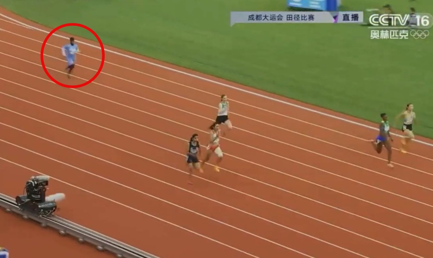 Somalijka bieg na 100 metrów ukończyła 10 sekund za triumfatorką.