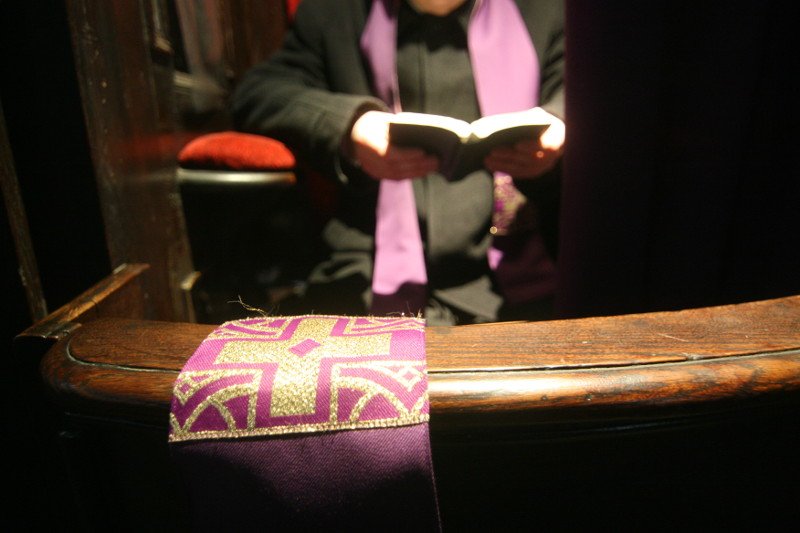 Księża z Kalwarii Zebrzydowskiej spowiadają w luksusowych warunkach.