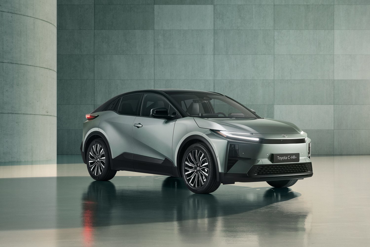 Nowa C-HR+ prezentuje się naprawdę okazale!