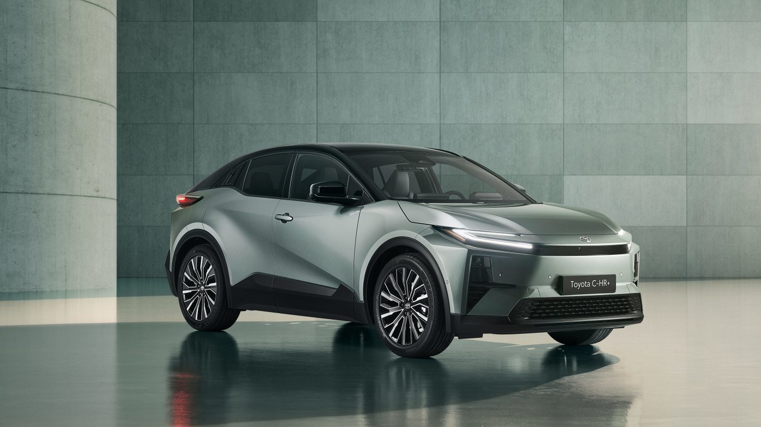 Nowa C-HR+ prezentuje się naprawdę okazale!