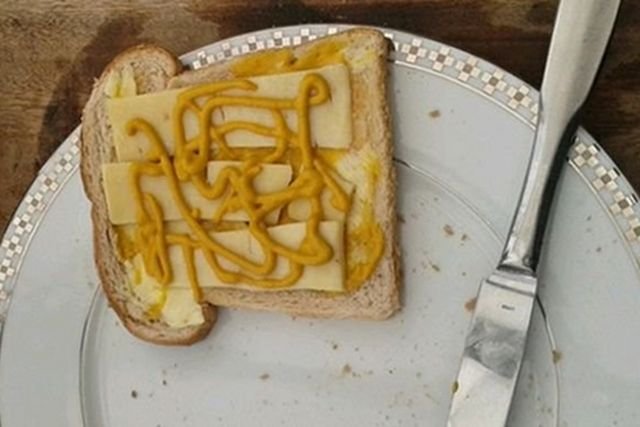 Najprostszy przepis na smutne jedzenie: chleb tostowy, ser, musztarda... nic tylko płakać.