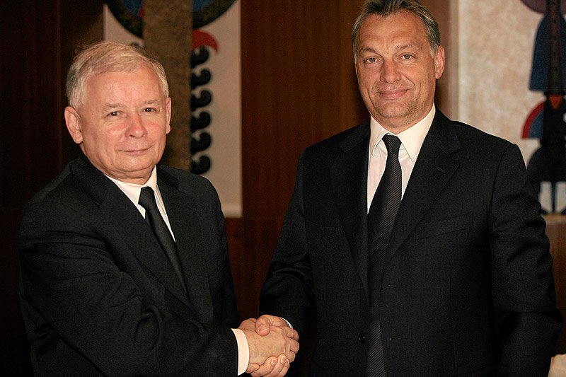 Jarosław Kaczyński i PiS nie są na świecie tak osamotnieni, jak można przypuszczać. Niestety wszyscy sojusznicy "dobrej zmiany" na co dzień grają dla putinowskiej Rosji.